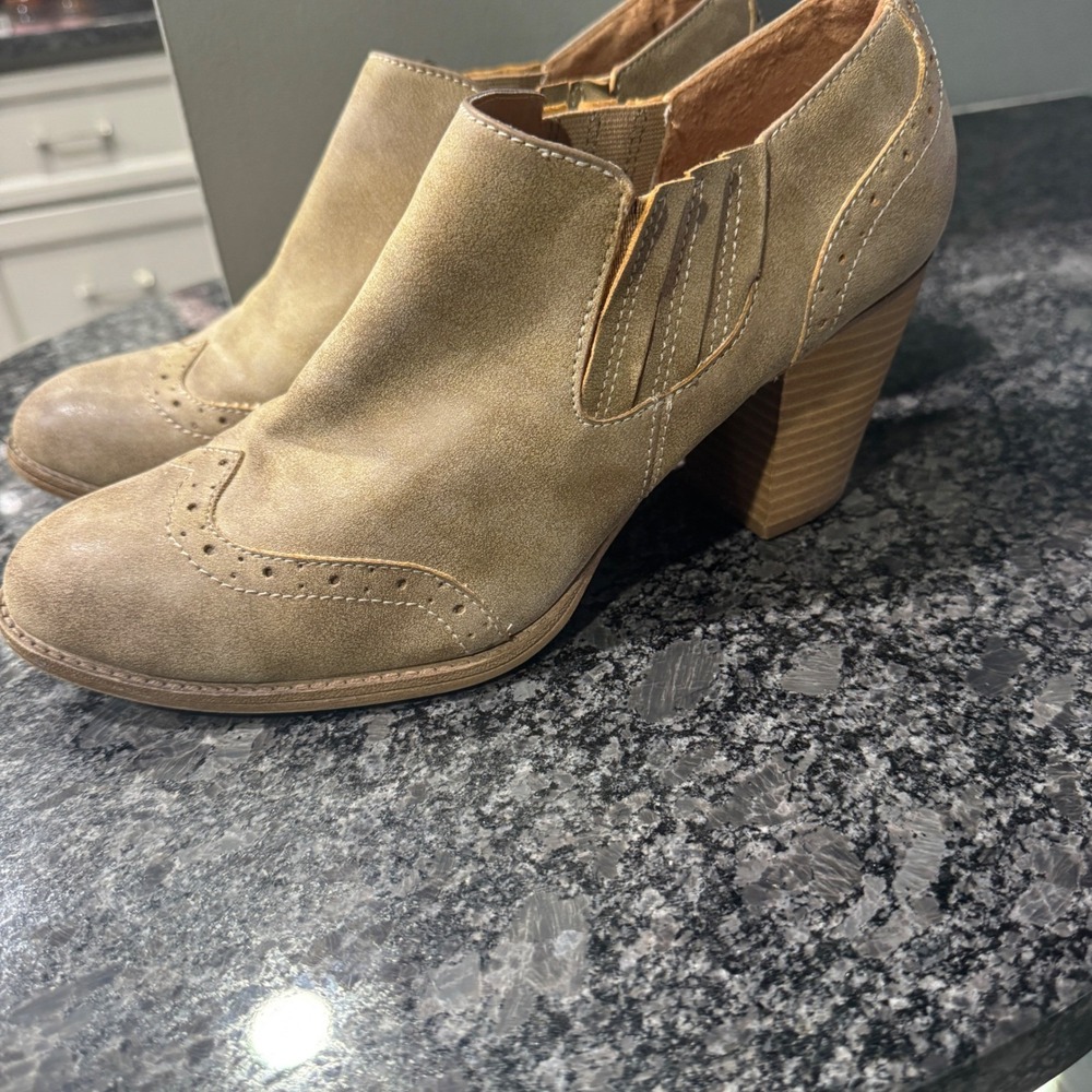 Eurosoft by Sofft Suede Leather Heeled Wingtip Ankle Booties, Women's Sz 11 - Picture 6 of 10